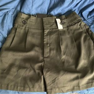 New olive green high wasted short. Never worn. Has tag. Brand Express